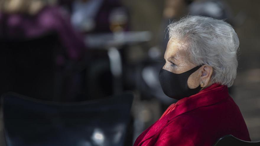 Una mujer, en una terraza.