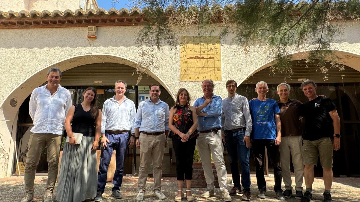 El secretari de Transició Ecològica, la consellera de Sostenibilitat i Medi Ambient de la Junta d'Andalusia i la resta d'assistents a la reunió de seguiment.