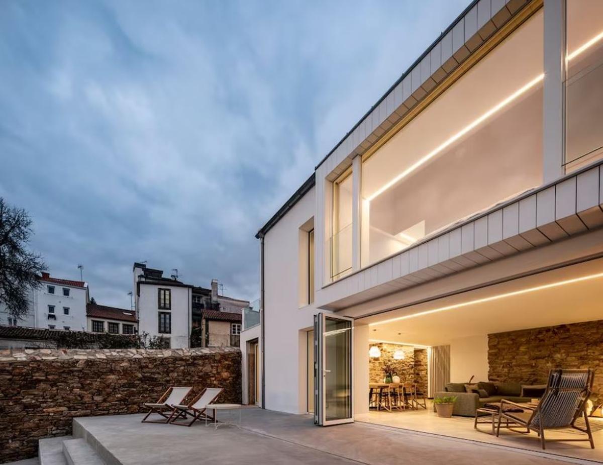 Fachada de una casa rehabilitada en el centro compostelano
