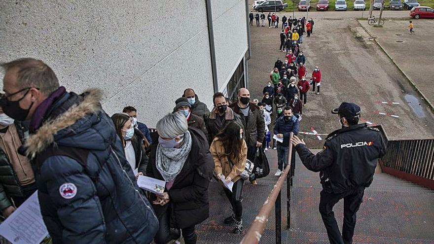 La afición tardó en acceder al estadio debido a las largas colas que se formaron a la entrada. 