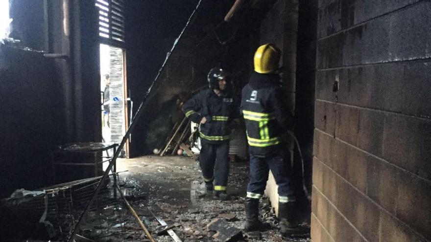 Extinguido un incendio que calcinó  un almacén de pescadores en el puerto de Luarca