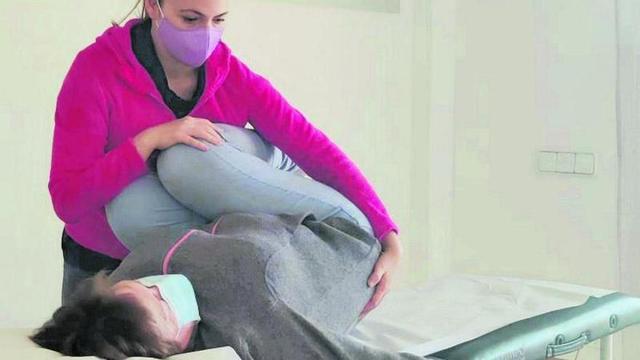 Natalia Sirvent realiza un tratamiento de fisioterapia a una paciente y usuaria de APAAC. | APAAC