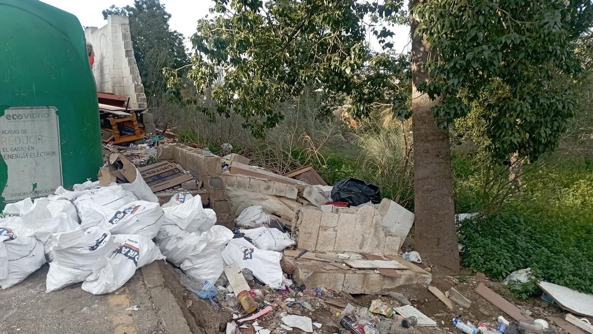 El muro de calle Genoveses , en Monte Pavero, ha terminado por ceder.