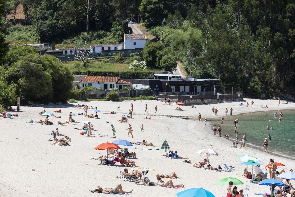 Unos turistas disfrutan de la playa en Marín (Pontevedra).