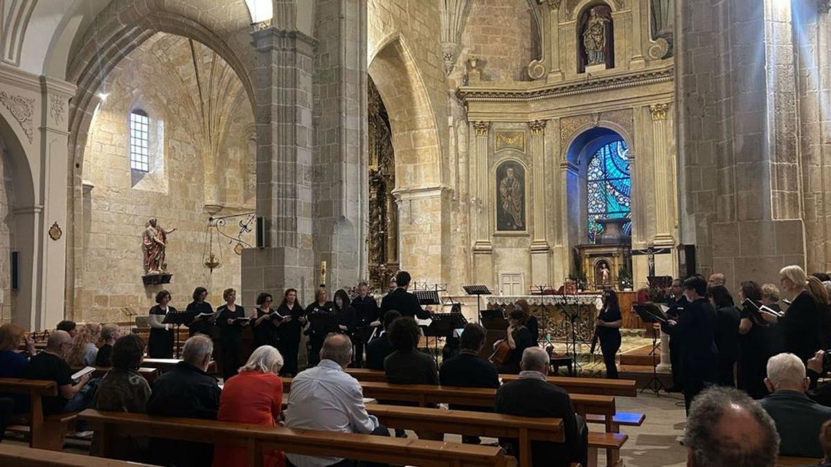 El templo románico de Santa María Magdalena en Corrales del Vino fue la primera parada de la sexta edición de la gira «Sonoridades Olvidadas» que concluye hoy en la iglesia de Fuentesaúco. Numerosos vecinos acudieron para disfrutar del repertorio barroco.  | CEDIDA