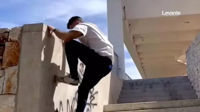 Una promesa del parkour crea su propio circuito en las calles de Gandia