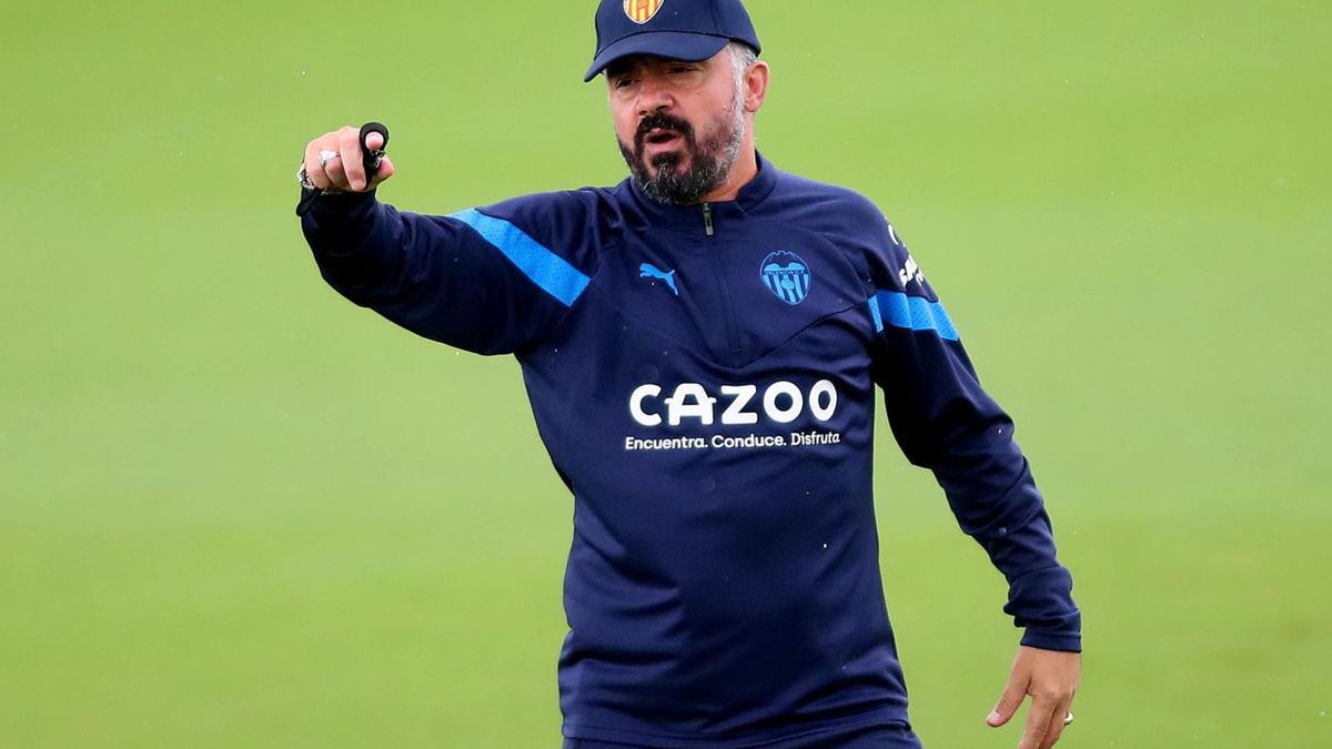 Gattuso imparte órdenes en un entrenamiento.