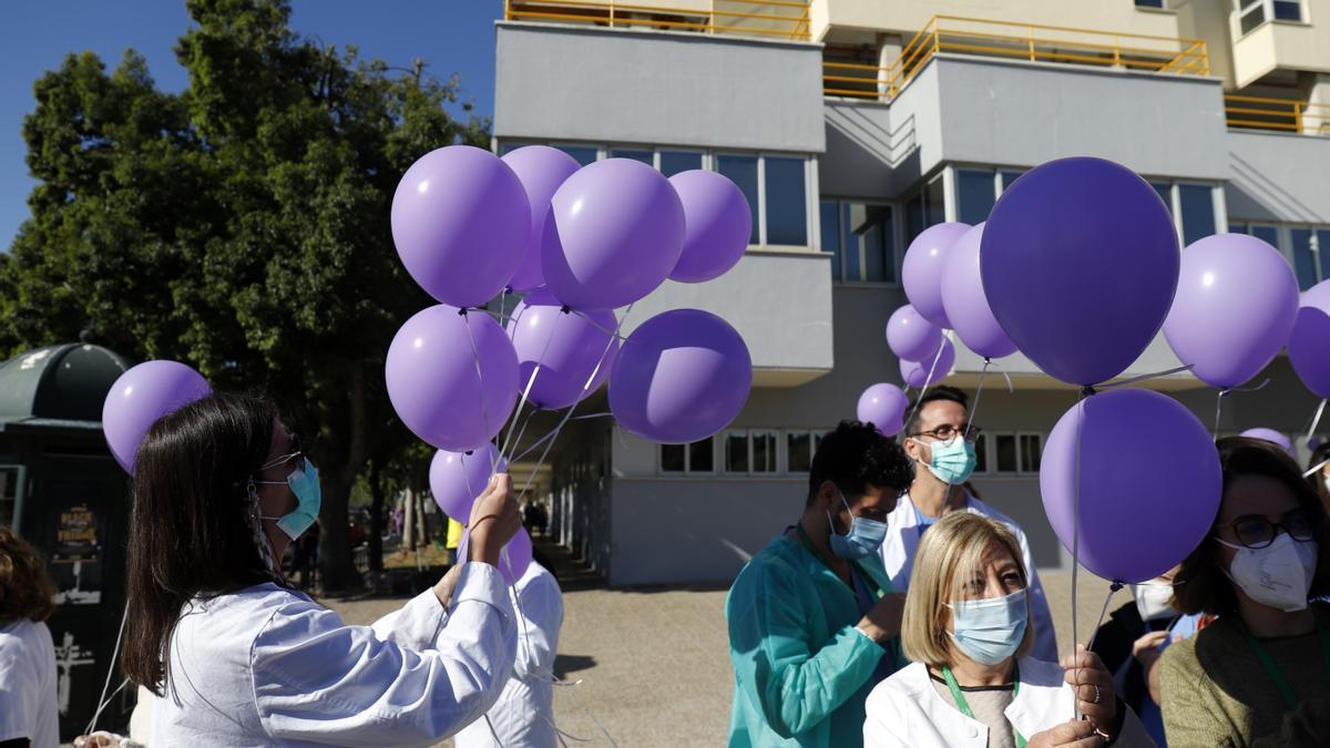 Suelta de globos en el Clínico con motivo del 25N