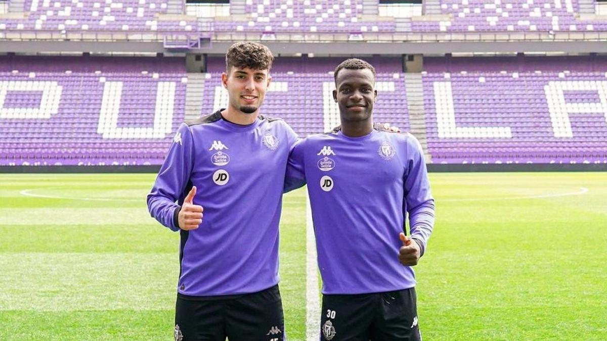Iago Parente, a la izquierda, tras debutar en Primera con el Valladolid en 2025.