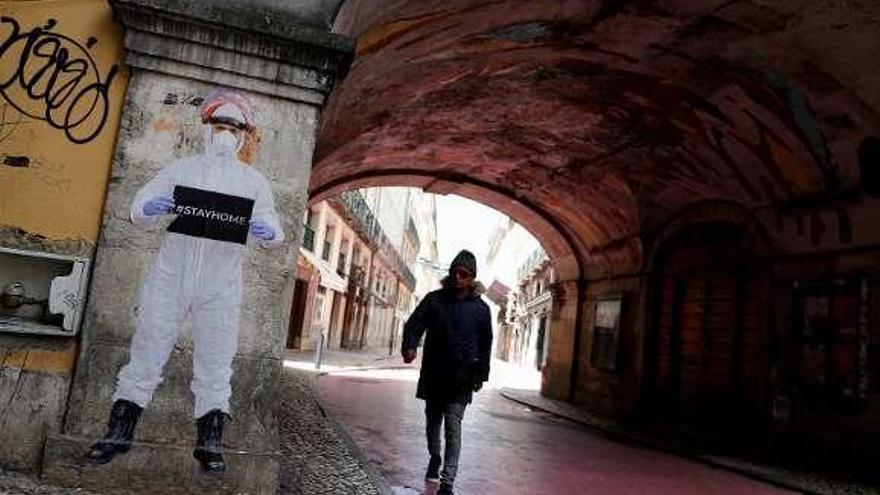 Un hombre pasa por un túnel en el centro de Lisboa. // R. Marchante/Reuters