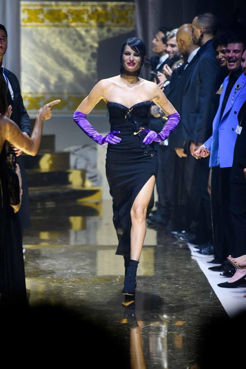 Isabeli Fontana, de Versace en el desfile de la Gala AmfAR 2022