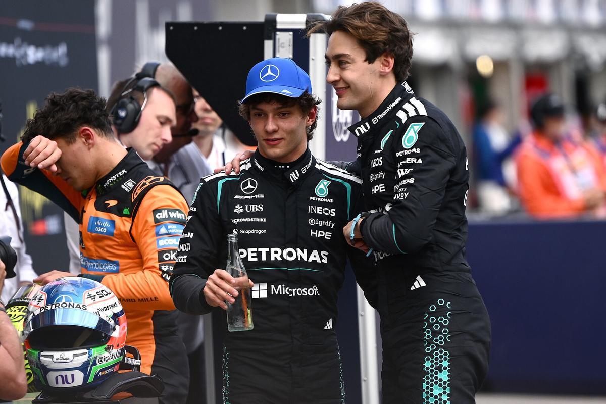 Los pilotos de Mercedes George Russell (D) y Kimi Antonelli, tras la clasificación
