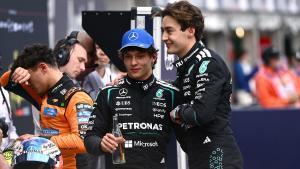 Los pilotos de Mercedes George Russell (D) y Kimi Antonelli celebran tras lograr las dos primeras plazas en la calificación para el Gran Premio de Australia de Fórmula Uno en el circuito Albert Park de Melbourne. EFE/EPA/JOEL CARRETT
