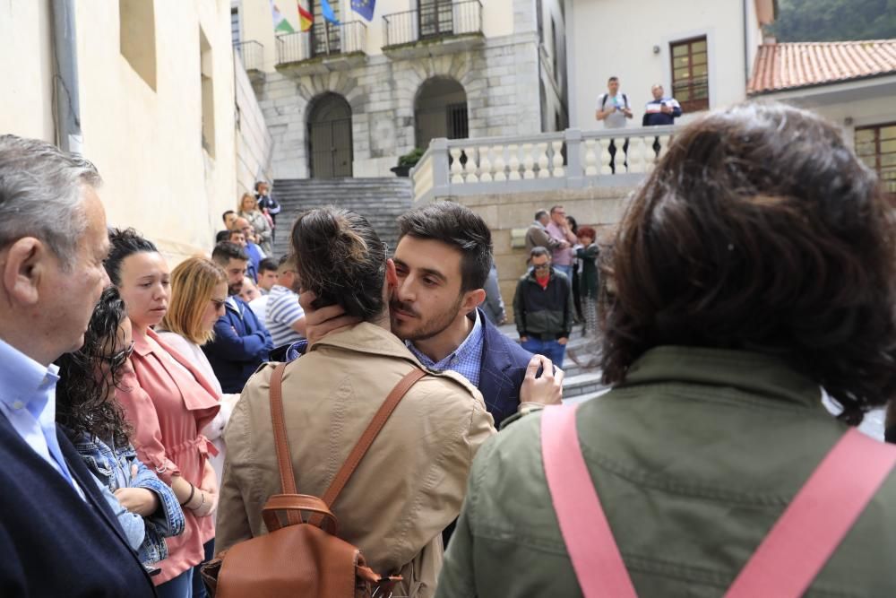 Emotivo minuto de silencio de los vecinos de Cudillero al recordar al joven fallecido David Carragal