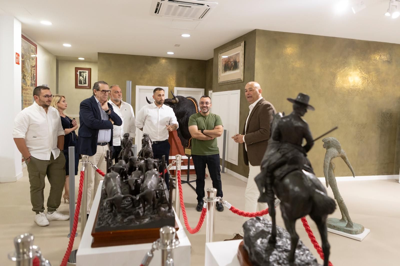 Fotos de la visita del alcalde y la comisión taurina de Vila-real al Museu del Bou de Burriana