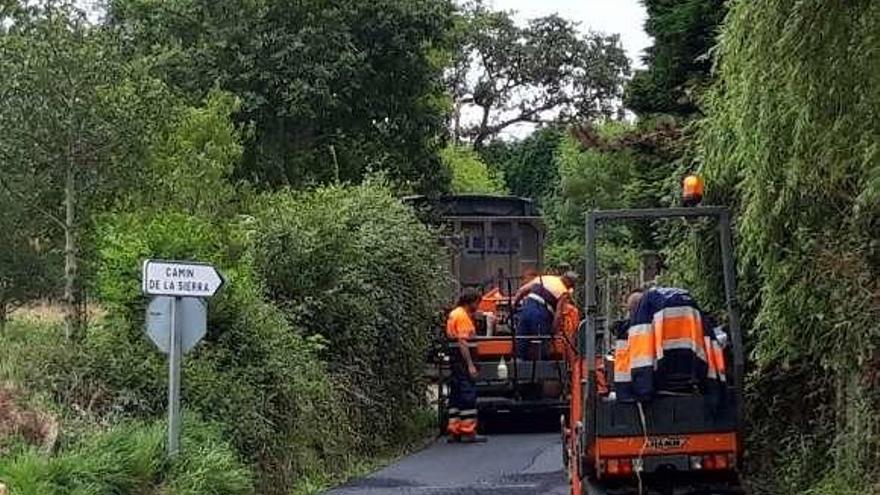 Obras de asfaltado en Les Mariñes.