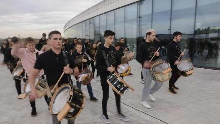 El último ensayo, ayer, de la banda de tambores de la Dolorosa antes de la procesión de esta tarde, en la que tendrá un papel protagonista.