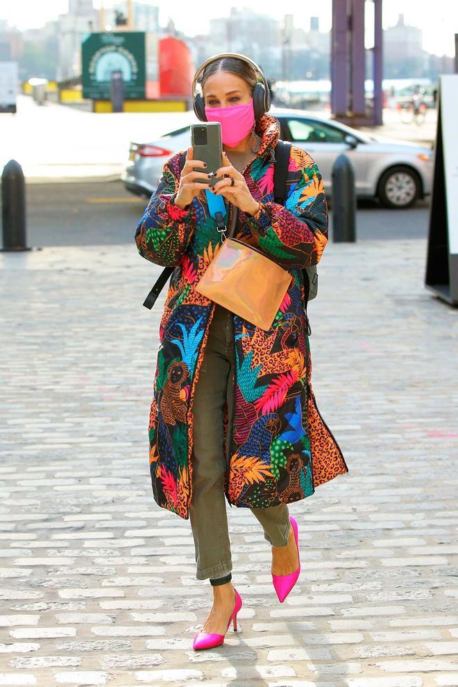 Sarah Jessica Parker, con plumas multicolor en Nueva York