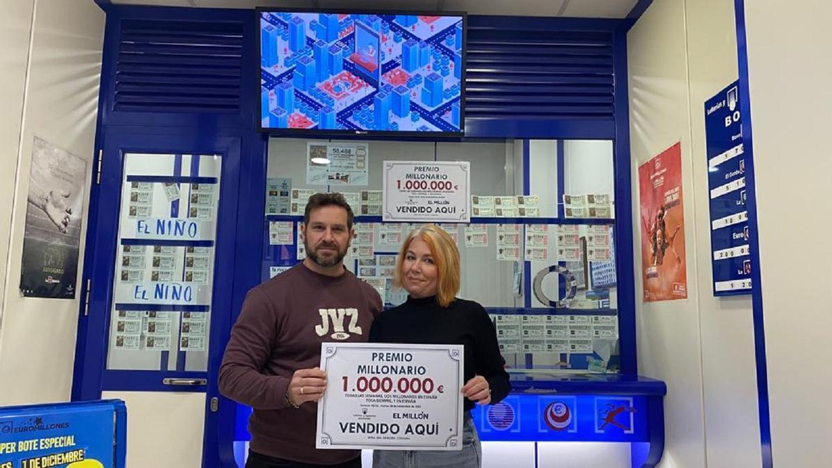 Óscar y Anabel, los responsables de la administración de loterías nº 24 de Córdoba muestran el cartel con la cantidad del premio que han dado en su administración.