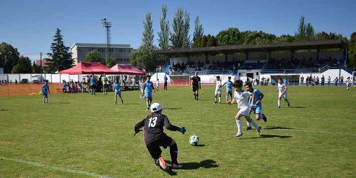 Un momento del torneo de fútbol base celebrado en Valga, que reunió a 1.200 espectadores.