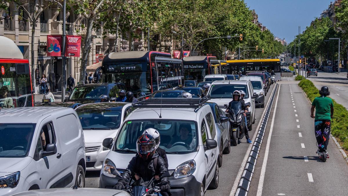 Cola de coches en el Paral·lel de Barcelona, este lunes