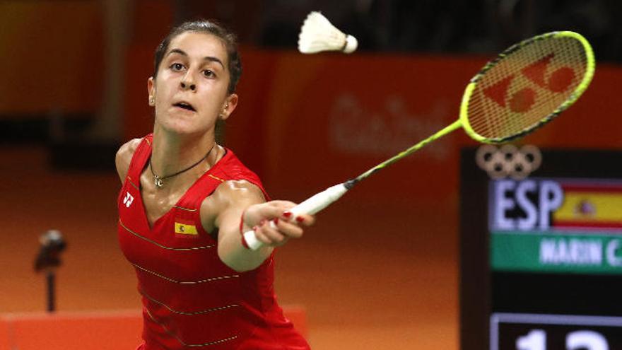 Carolina Marín, en una acción del partido de ayer ante la china Xuerui.