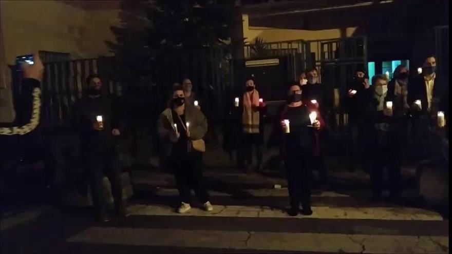 Els veïns del Culubret de Figueres protesten amb espelmes contra els talls de llum