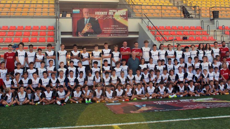 Vicente del Bosque, junto a los alumnos y monitores de su campus de verano que se celebra en Estepona.