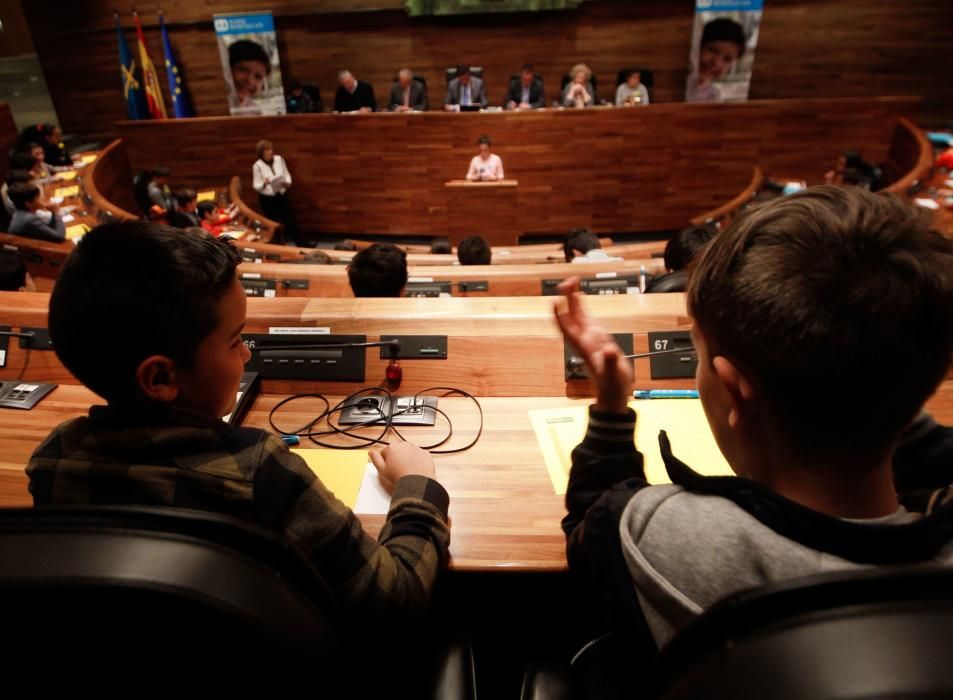 Sesenta escolares asturianos se convierten en diputados por un día