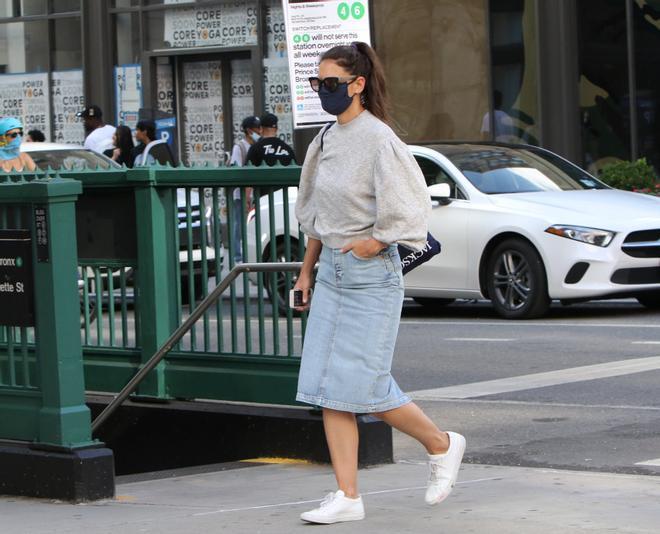 Katie Holmes en Nueva York con falda midi vaquera