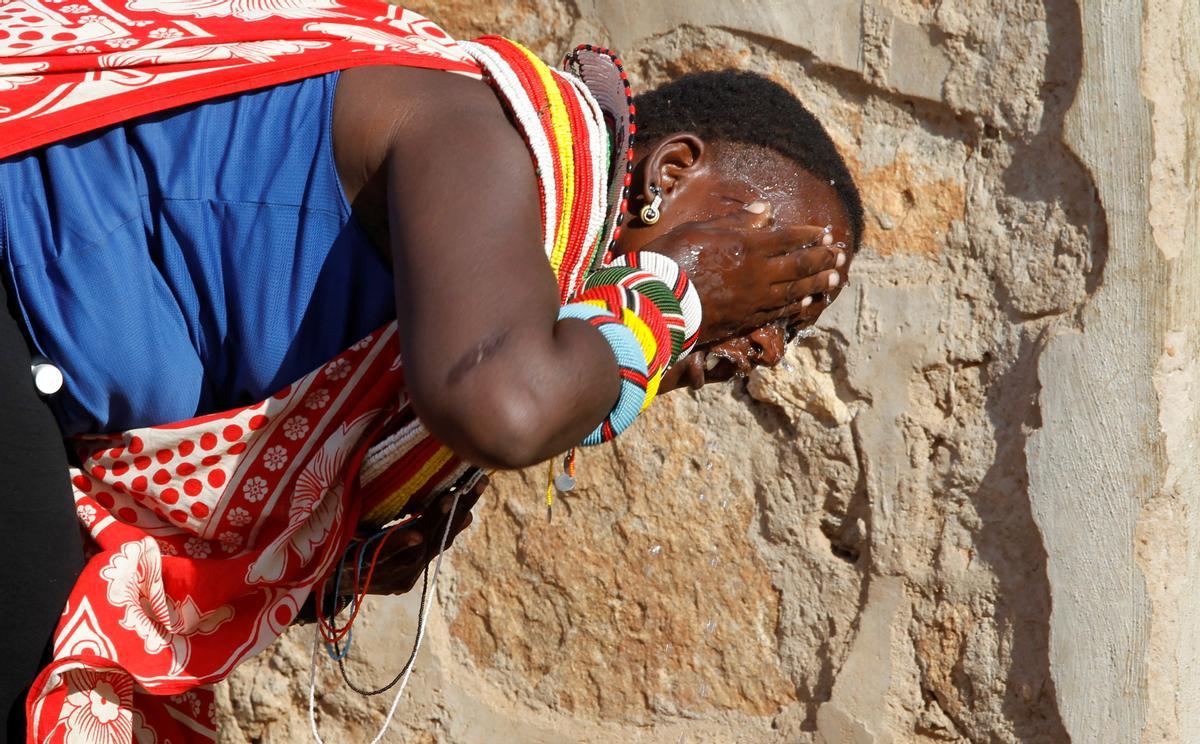 Las mujeres de la tribu Samburu que escaparon de la mutilación genital femenina y otros tipos de violencia de género hacen adornos tradicionales en la aldea de Umoja donde los hombres están restringidos, en Kenia