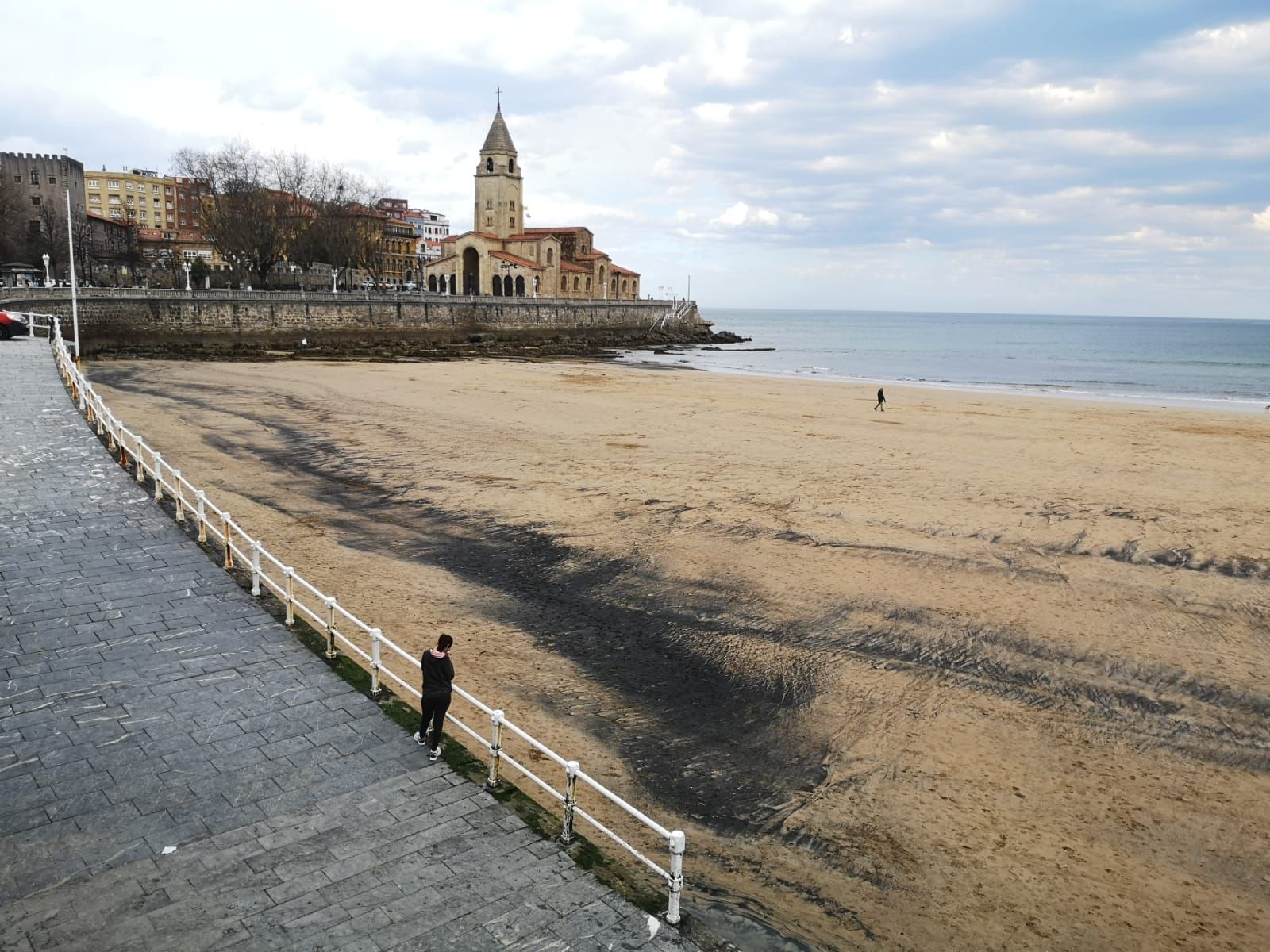 En imágenes: una nueva marea de carbón tiñe de negro la playa de San Lorenzo