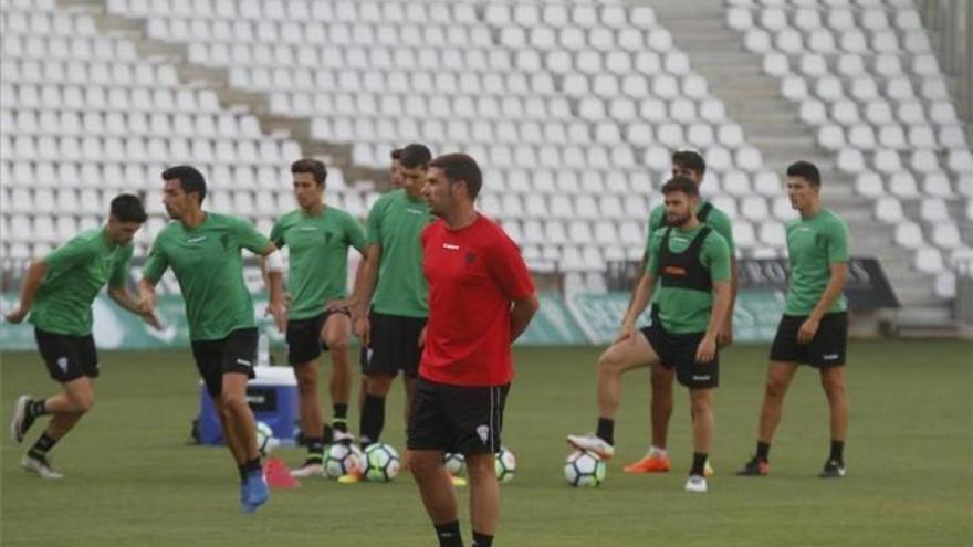 Carrión ensaya con un posible once para el debut ante el Cádiz