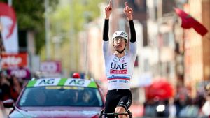 Pogacar celebrando su Lieja en 2024