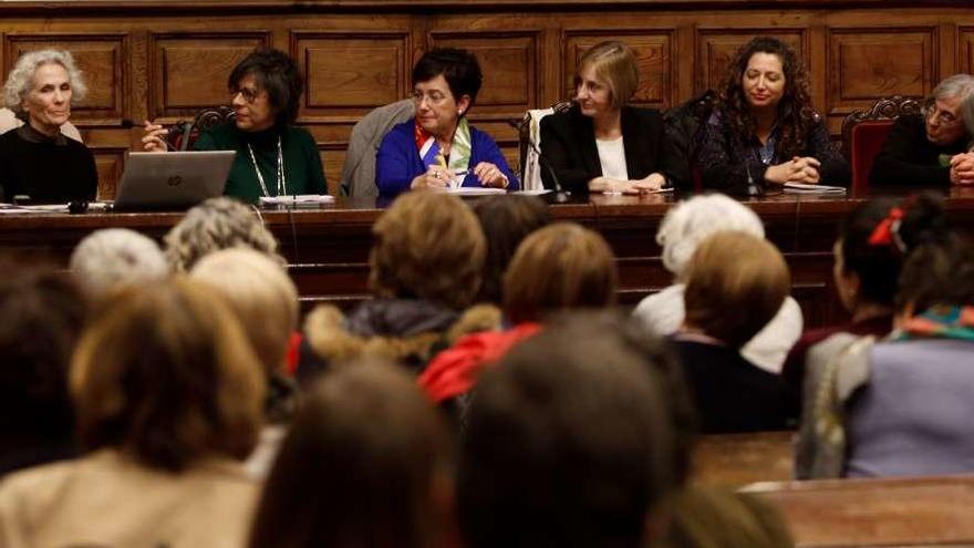 Un momento de la mesa redonda; de izquierda a derecha, Aurora Tuya, Cristina Jerez, Josefina Velasco, Lucía Gutiérrez, Lorena Álvarez y Raquel Ortega.