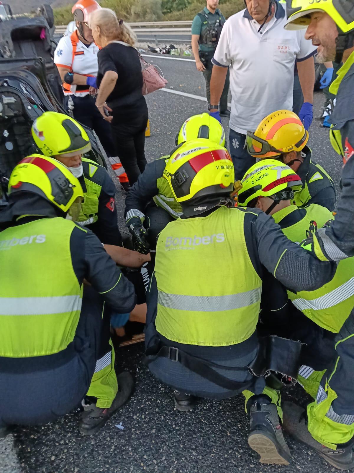 Las imágenes del accidente en la AP-7 en Ondara con dos heridos graves: un padre y su hija, de 21 años