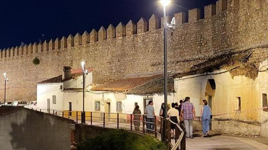 La Diputación de Cáceres realza el valor patrimonial de la muralla de Galisteo con nueva iluminación artística