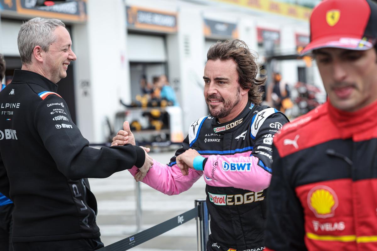 Fernando Alonso fue felicitado este sábado por todo el 'paddock'.