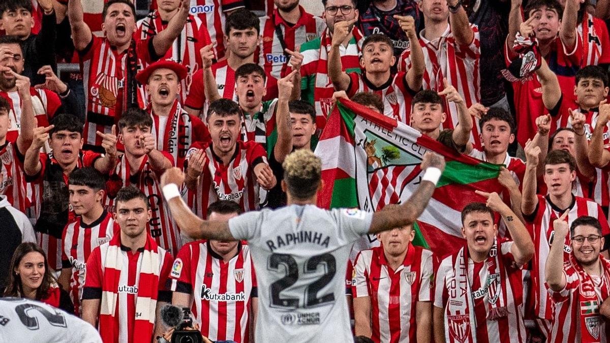 Raphinha celebra su gol al Athletic ante el enfado de la afición vasca en San Mamés.