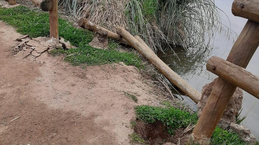 Entre los desperfectos identificados está una sección del vallado perimetral de la laguna, que ha sido arrancado.