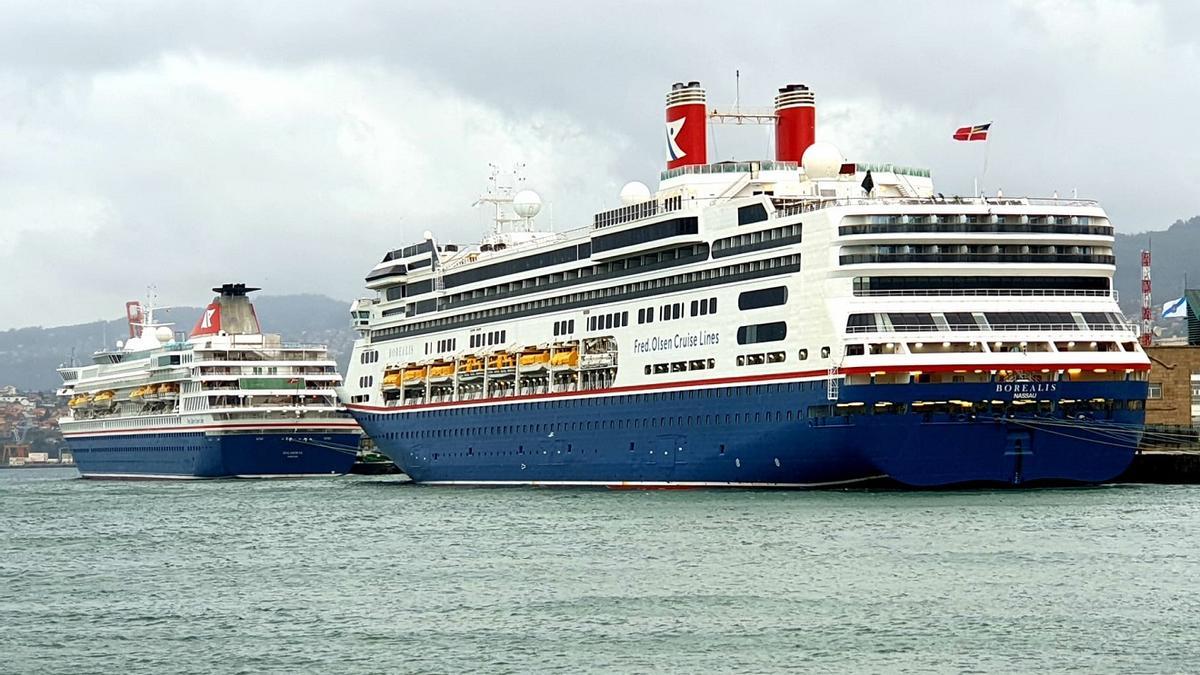 Los dos barcos, atracados esta mañana en Vigo