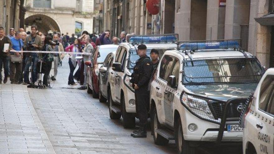 Cotxes i agents de la Guàrdia Civil davant de la seu d&#039;Agissa, l&#039;empresa que gestiona l&#039;aigua a Girona