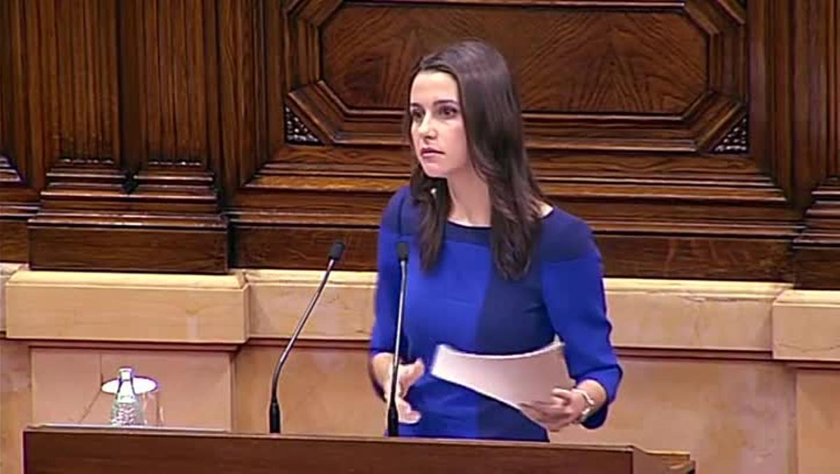 Arrimadas li diu a Mas que la seva aposta ’no cola’ i li demana que deixi pas a una nova alternativa.
