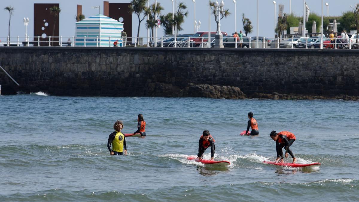 Surfistas en la playa de San Lorenzo