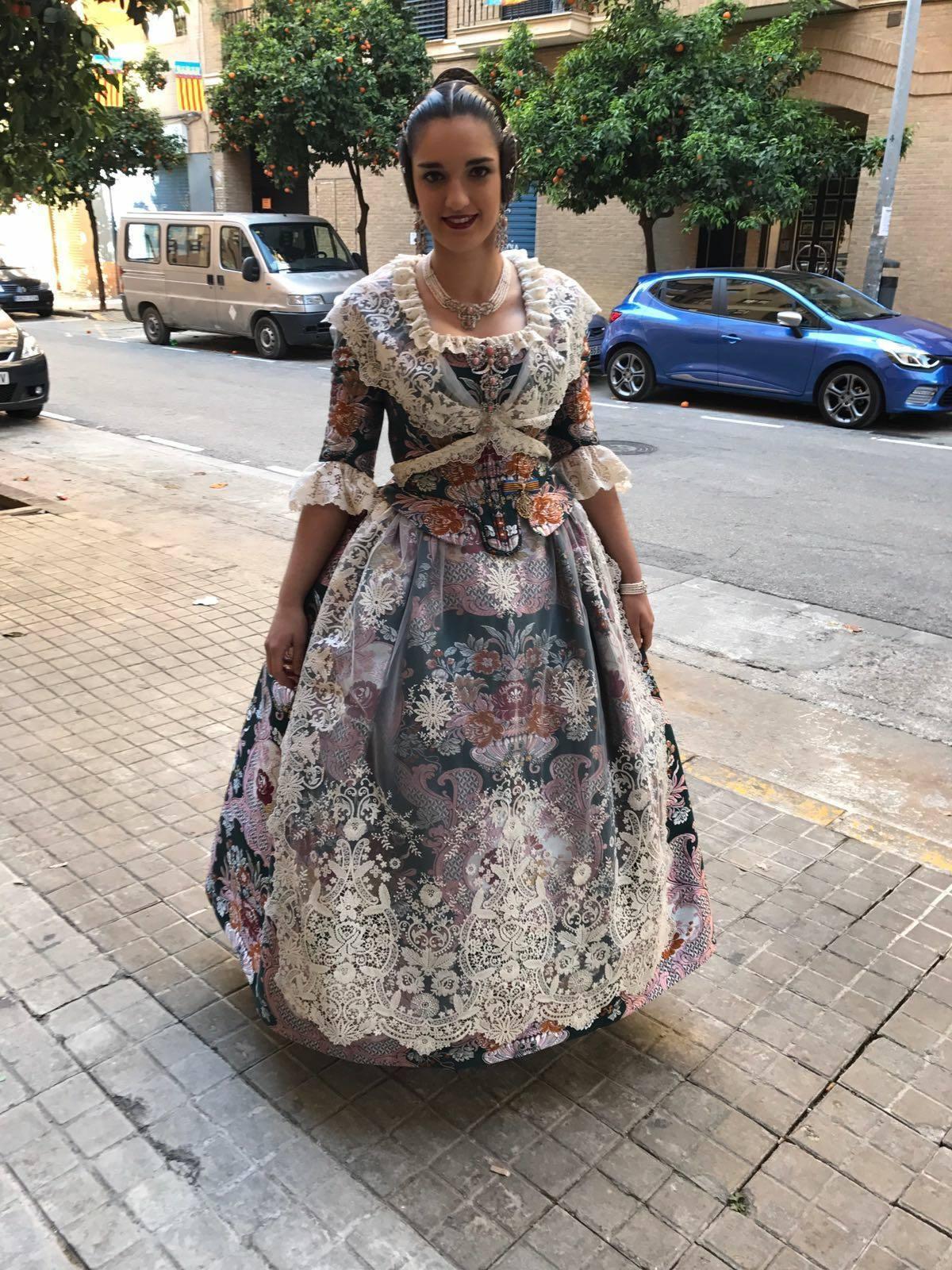 Marie Pérez, fallera mayor 2015, en fondo Océano con tonalidades rosadas, ocres y burdeos. Marie Pérez, fallera mayor 2015, en fondo Océano con tonalidades rosadas, ocres y burdeos.