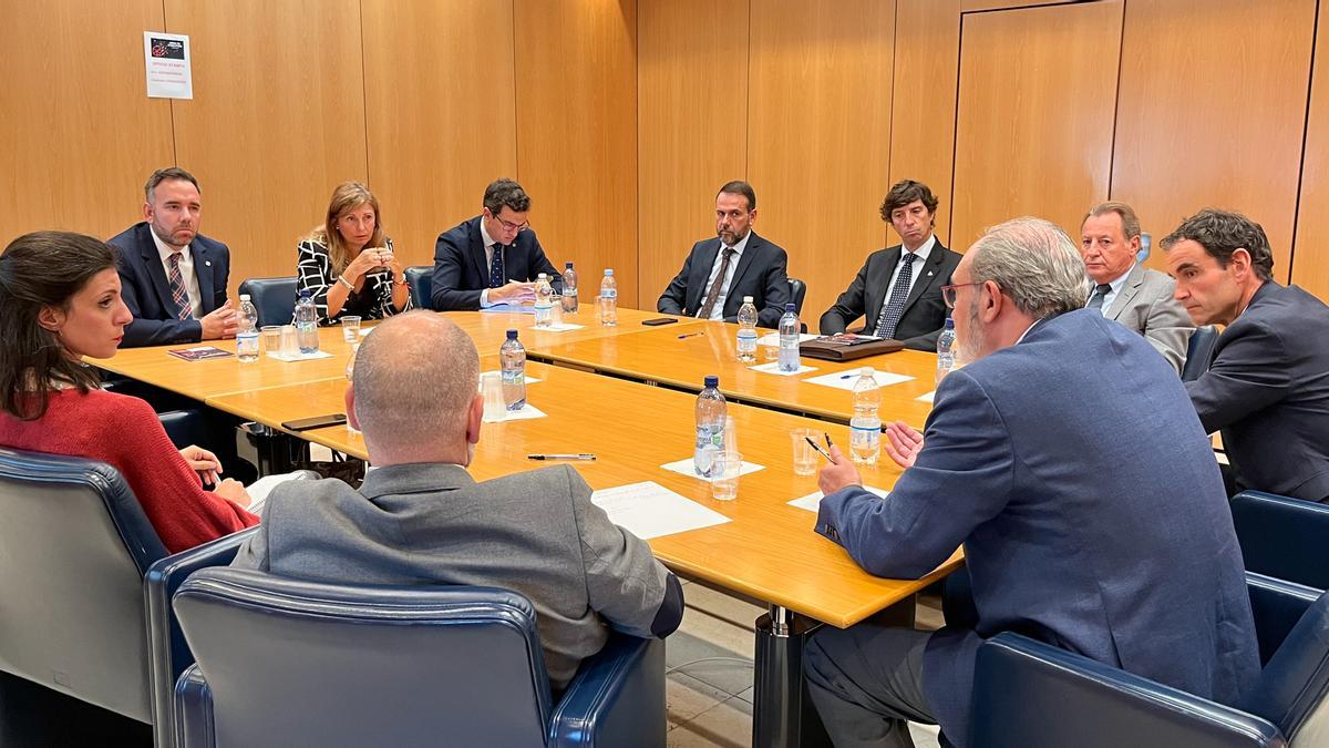 Momento de la reunión mantenida con representantes de Castelló y del puerto.