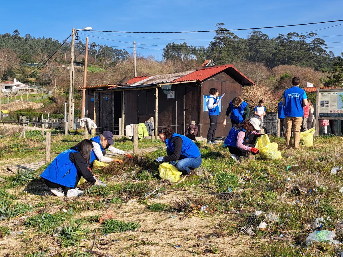 La limpieza de la playa de Area de Bon, en Bueu, en imágenes (II)