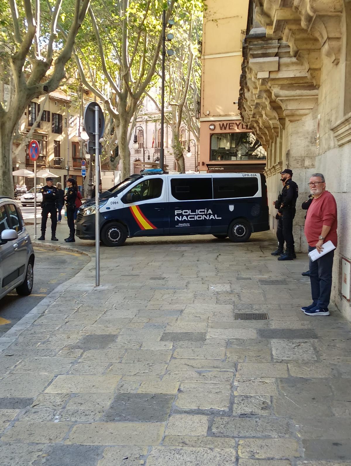 La Policía ha reforzado la seguridad en la Audiencia.