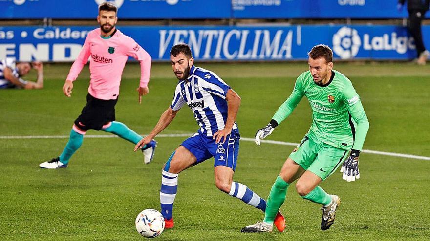 Un error comès per Piqué i Neto el va aprofitar Luis Rioja per avançar l&#039;Alabès en el marcador; a la segona part, Griezmann va fer l&#039;empat definitiu