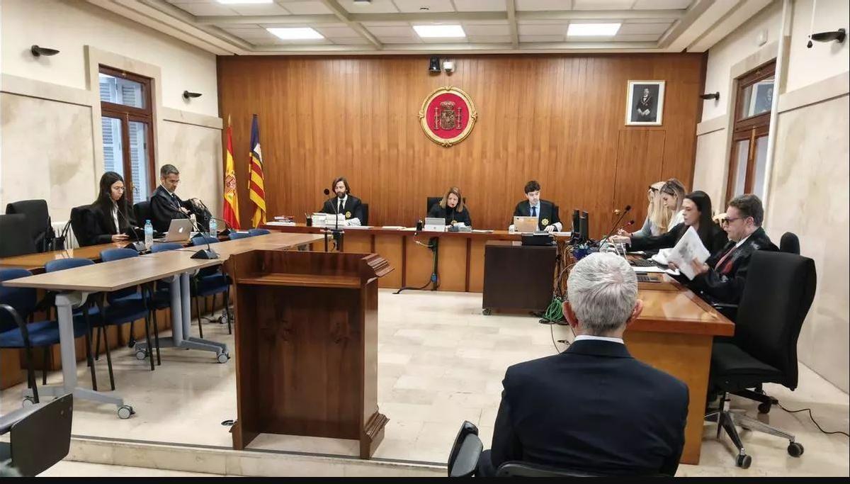 El acusado de abusos sexuales a su sobrina absuelto por la Audiencia de Palma, durante el juicio.